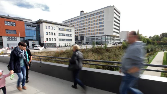 Neuer Zugang: Das Klinikum soll laut Zielplanung möglicherweise einen Haupteingang zur Röntgenstraße bekommen. Das Bild zeigt den Blick von der Brücke zum Parkhaus Finanzamt. - © Foto: Bernhard Preuss