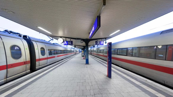 Zwei Fernz&uuml;ge am Bielefelder Hauptbahnhof. - &copy; Friso Gentsch/dpa