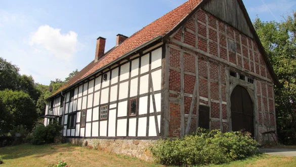Fachwerk mit langer Geschichte: Das Fachwerkhaus auf dem Hof Capelle wurde 1750 erbaut und gehört zu den drei ältesten Höfen im Dorf. Ursprünglich diente es als Backhaus, heute wird es vermietet. Mehrere Höfe stehen sogar unter Denkmalschutz. - © Kirsten Fuhrmann