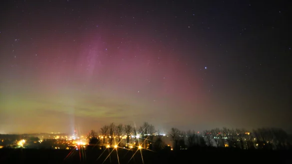 Farbenspiel: Ein Polarlicht über Detmold. - © Robin Jähne