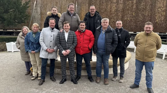 Schausteller des Bad Salzufler Weihnachtstraums diskutieren mit Landtagsabgeordnetem Klaus Hansen (3. v. l.), Bürgermeister Dirk Tolkemitt (7. v. l.) und dem CDU-Vorsitzenden Jan Gentemann (4. v. l.). - © CDU Bad Salzuflen