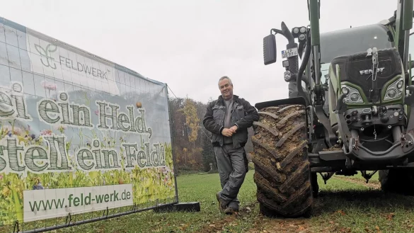 Sucht Feld-Helden: der Kalletaler Landwirt Siegfried Steffen stellt drei Hektar Land privaten Bl&uuml;hpaten zur Verf&uuml;gung. - &copy; Sylvia Frevert