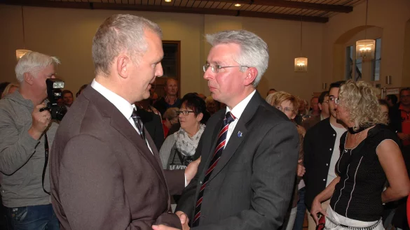Fairer Verlierer: Matthias Engel (Mitte) gratuliert hier kurz nach Bekanntgabe des vorl&auml;ufigen Endergebnisses Stefan Rother im voll besetzten Rathaussaal in Horn zum Wahlsieg. - &copy; Manfred Brinkmeier