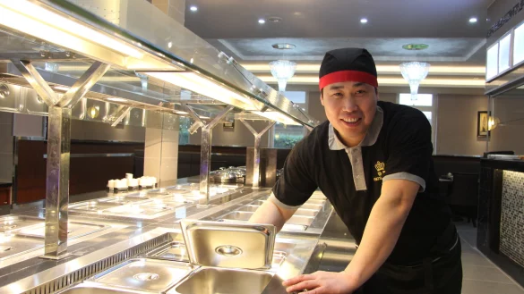 Am Dienstag geht es los: Pächter Yongdi Chen steht am noch jungfräulichen Buffet im "Kings Garden". Wo im Hintergrund im ehemaligen Saal des Gasthauses König in Ehrsen manches Tanzbein geschwungen wurde, wird jetzt ausschließlich geschlemmt. - © Backe