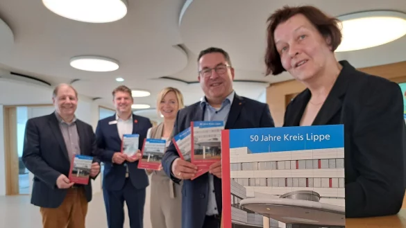 Die Lippischen Kulturlandschaften stellen (von links) Dr. Stefan Wiesekopsieker (stellvertretender Vorsitzender des Lippischen Heimatbundes und zust&auml;ndig f&uuml;r die Lippischen Kulturlandschaften), Hagen Eberhardt (Vorstand Sparkasse Lemgo), Yvonne Huebner (Gesch&auml;ftsf&uuml;hrerin Lippischer Heimatbund) und Landrat Dr. Axel Lehmann
gemeinsam mit der Autorin Annette Fischer vor. - &copy; Carolin Brokmann-F&ouml;rster