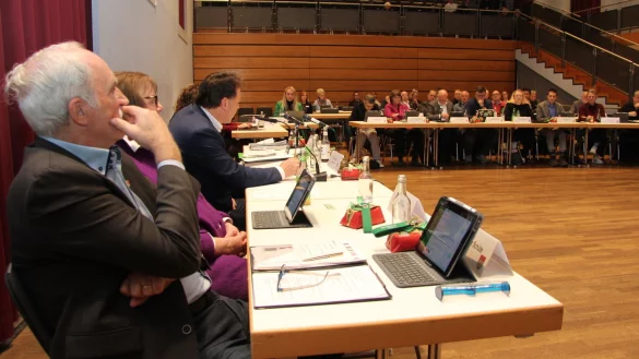 B&uuml;rgermeister Frank Hilker (Dritter von links) f&uuml;hrt durch die Ratssitzung in der Stadthalle. Neben ihm sitzen seine Stellvertreter, hinten ist die SPD-Fraktion zu sehen. - &copy; Jana Beckmann