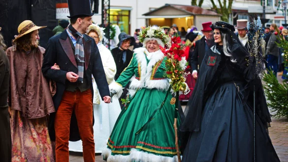 Stilechte Kleider, Zylinder und mehr: Das Charles-Dickens-Festival in Blomberg begeistert die Besucher. - &copy; Nicole Ellerbrake