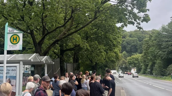 An der Bushaltestelle Friedenstal warten Hermann-Besucher auf den Bus zum Denkmal. - © Heide Günther