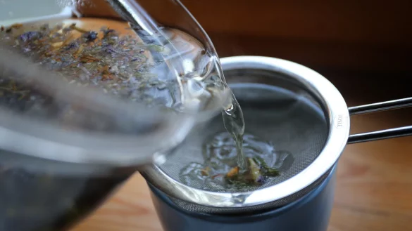 Kr&auml;utertee - &copy; Foto: Karl-Josef Hildenbrand