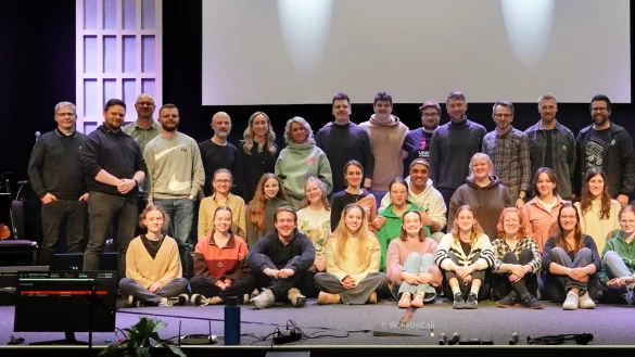 Mehr als 70 Mitwirkende stehen beim Musical Man lebt nur einmal auf der B&uuml;hne. - &copy; Bildrechte: Amir Ranjbari