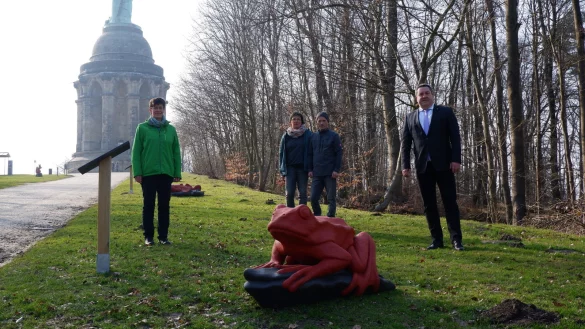 Naturpark-Gesch&auml;ftsf&uuml;hrerin Birgit H&uuml;bner (links) und Landrat und Verbandsvorsteher des Naturparks Dr. Axel Lehmann freuen sich &uuml;ber die Ausstellung, die Kirsten und Raphael Strauch (Mitte) erschaffen haben. - &copy; Lorraine Brinkmann