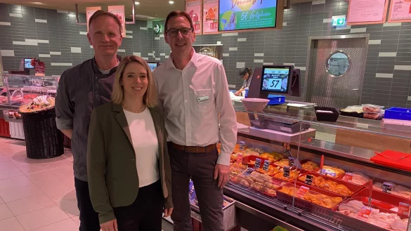 Jürgen Horst, Marlén-Sophie Möllmann und Thorsten Take vor der Fleischtheke im Marktkauf. - © Dirk Windmöller