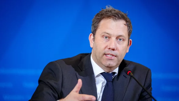 Neuer Finanzminister im Fokus: Lars Klingbeil w&auml;hrend einer Pressekonferenz in seinem Ministerium zur Prognose der Steuersch&auml;tzer. - &copy; picture alliance/dpa