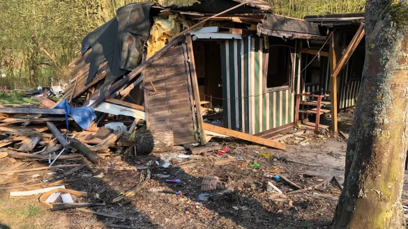 Die Baracke von Anreas V. auf dem Campingplatz "Eichwald" während der Abrissarbeiten. - © Silke Buhrmester