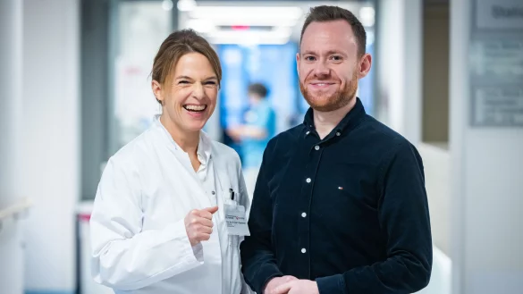 Carolina Pape-Köhler ist Chefärztin der Adipositas-Klinik am Standort Rosenhöhe des Klinikums Bielefeld. Sie ist froh, dass es Dennis Buschmann (29) nach seiner Magenverkleinerung sehr gut geht und er sein Gewicht gehalten hat. - © Sarah Jonek