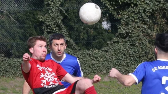 Augen auf den Ball: Heidens Pascal Peuker Heiden behauptet sich gegen Ayhan Tumani (hinten) und Emre Cetin. - © Paul Cohen