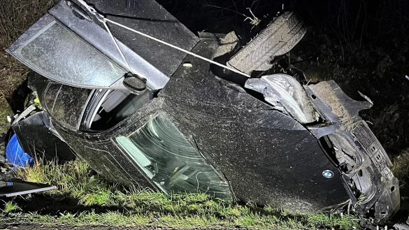 Der Dreier-BMW ist nach dem Überschlag auf der A 2 nur noch ein Wrack. - © Autobahnpolizei