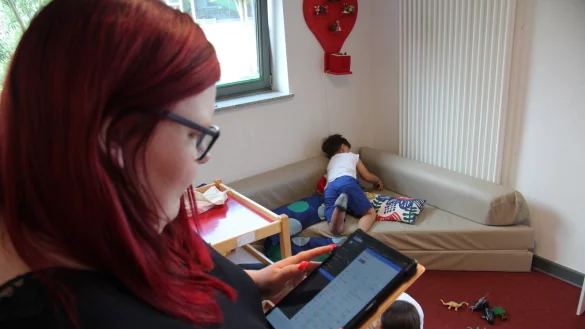 Erzieherin Simone Steffen steuert die App mithilfe eines Tablets. Hier&uuml;ber l&auml;sst sich nun auch die Dokumentation abwickeln. - &copy; Nadine Uphoff