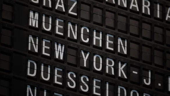 Anzeigetafel am Flughafen - &copy; Foto: Sebastian Gollnow/dpa