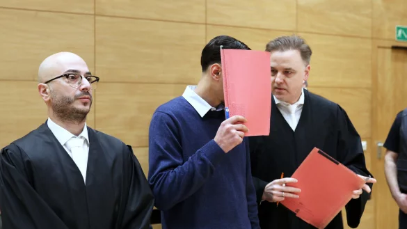 Der angeklagte Syrer wird von Baris Devtletli (links) und Burkhard Benecken (rechts) vertreten. Der Antrag seiner Verteidiger, seinen Haftbefehl aufzuheben, ist abgelehnt worden. MT-Foto: - © Alex Lehn
