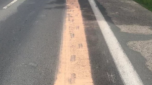 Die Feuerwehr war eine Stunde mit der Beseitigung der &Ouml;lspur besch&auml;ftigt. - &copy; Symbolbild Feuerwehr L&uuml;gde