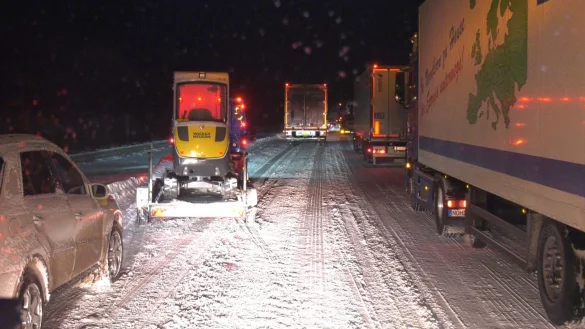 Die Lage auf der A2 bei Bielefeld ist immer noch kritisch. - © picture alliance/dpa/TV7News