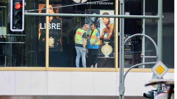 Auto f&auml;hrt in Berlin in Menschenmenge - &copy; Foto: Christoph Soeder/dpa