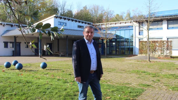 Dr. Peter Pahmeyer, Schulleiter des Gymnasiums Horn-Bad Meinberg, berichtet von dem erhöhten Raumbedarf der Schule.  - © Michaela Weiße