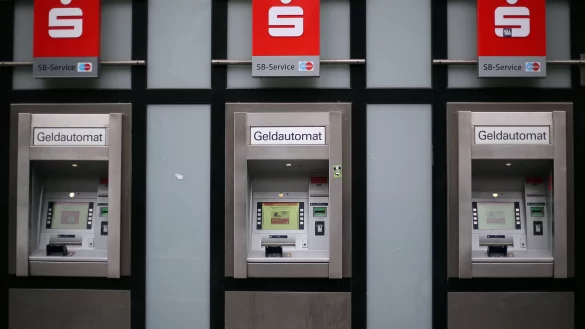 Viele Sparkassen-Geldautomaten in Deutschland sind seit Freitagmorgen ausgefallen. - &copy; dpa