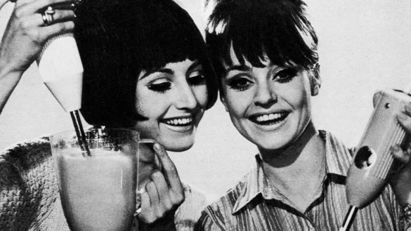 Zwei Frauen testen fr&ouml;hlich einen Stabmixer zum Milchaufsch&auml;umen. Sie geh&ouml;rten zu den ersten Testpersonen f&uuml;r die Stiftung Warentest. - &copy; FOTO: STIFTUNG WARENTEST