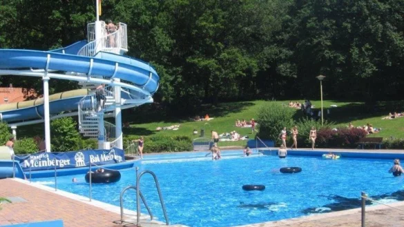 Vergn&uuml;gen f&uuml;r Jung und Alt: die Rutsche im Waldbad. - &copy; Cordula Gr&ouml;ne