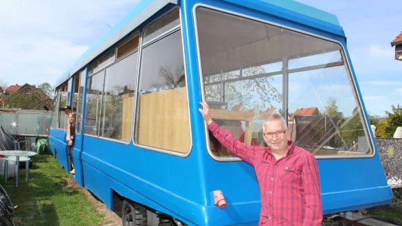 Dirk Haase (vorne) sucht für den nostalgischen Anhänger einen neuen Besitzer. Seine Kinder Linda und Benjamin finden den Wagen cool.  - © Sandra Castrup