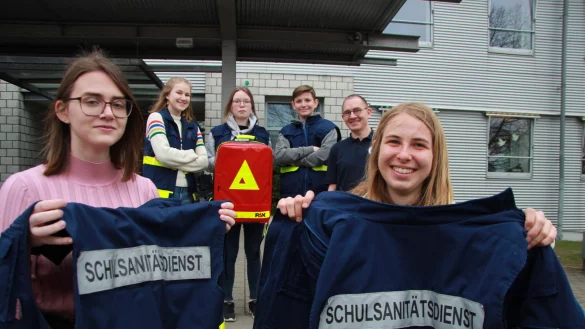 Sind ein ausgezeichnetes Team (von links): Chayenne Kloz, Livia Amelung, Judith Lange, Julius Brockmann und Alina Brinkmann von der Karla-Raveh-Gesamtschule haben beim Jugendrotkreuz-Wettbewerb den zweiten Platz belegt. Auch Lehrer Michael Bosse ist stolz. - &copy; Katrin Kantelberg