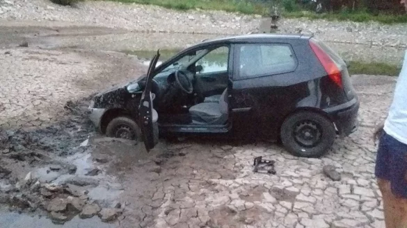Kurios: Ein Autofahrer ist mit seinem Fiat im ausgetrockneten Teich gelandet. - &copy; Verein Tiere im Dorf