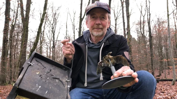 Bernd M&uuml;hlenmeier zeigt einen Nistkasten f&uuml;r Fledermaus und ein ausgestopftes Exemplar. - &copy; Sven Kienscherf