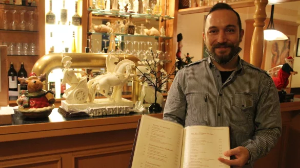 Jimmy Grevenitis (Foto) lenkt die Geschicke der Taverna zusammen mit seinen Eltern Eleni und Georgios Grevenitis. - © Sandra Castrup