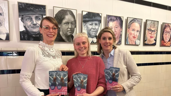 Unter anderem mit dem Referat „Aus ‚History‘ wird ‚Herstory‘!“ von Pia Gillner (Mitte) präsentiert die „SalzuflerFrauenPower“ ein vielfältiges Halbjahresprogramm, auf das sich Gleichstellungsbeauftragte Sybille Lüdecke (links) und VHS-Leiterin Désirée Solle freuen. - © Stadt Bad Salzuflen