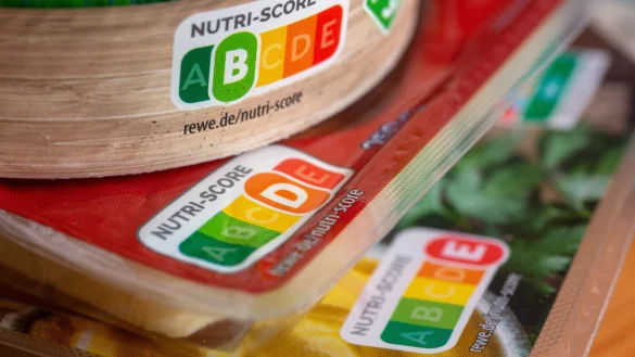 Lebensmittelverpackungen mit dem Nutri-Score: Ab 2026 gelten strengere Kriterien für Zucker, Salz und Ballaststoffe. - © Fernando Gutierrez-Juarez/dpa