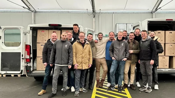 Jan Brinkmann (von links), Steffan Benner, Julian Hilker, Maximilian Schmitt, Marvin G&ouml;tza,
Merlin Wolf, Dr. Alexander Bartella, Micha Rosemeier, Marc Hollmann
(Pr&auml;sident), Niklas Klein-Avink, Dennis Greenfield, Marc Schipmann, Sascha
Albrecht und Eduard Albrecht packten ein. - &copy; Bildrechte: Round Table