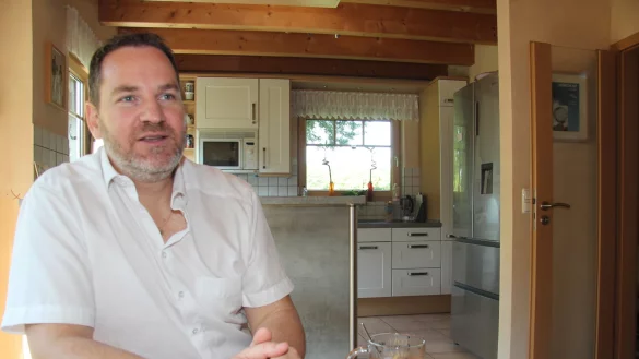 Entspannt am K&uuml;chentisch: Carsten M&ouml;ller. An dem Haus in Holzrahmenbauweise mitten in Sch&ouml;tmar hat er Anfang der 2000er selbst viel mitgebaut.&nbsp; - &copy; Martin Hostert