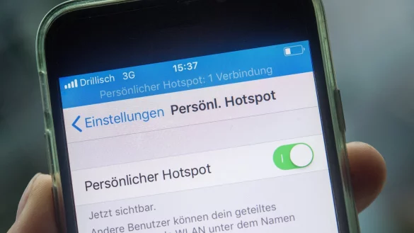 Smartphone als Mobil-Hotspot - &copy; Foto: Andrea Warnecke/dpa-tmn