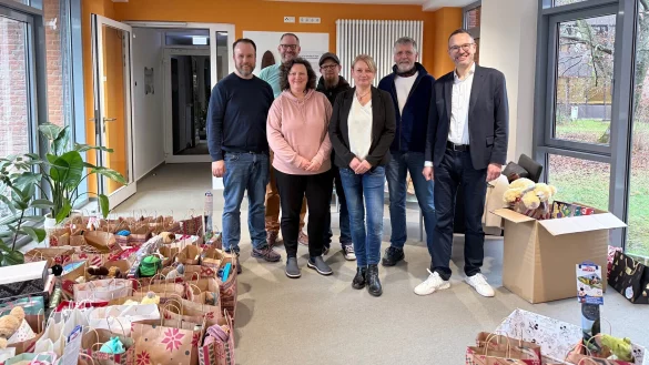 Dr. Korbinian von Blanckenburg (von links), Professor Dr. Florian Hobbeling, Katja Wichert (Einrichtungsleitung), Jonathan Rahn (Teilhabemanager), Melinda Thiel-Krazewski (Assistentin), Wolfgang Pieper (Leitung), Falko Heise (Geschäftsführer Eben-Ezer) freuen sich über die vielen Geschenke. - © Eben-Ezer