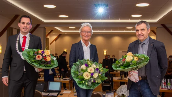 Torben Blome (links) und seine Stellvertreter Ulrike Jakob und Thomas Blum bilden das neue B&uuml;rgermeister-Dreigestirn f&uuml;r L&uuml;gde. - &copy; Raphael Bartling