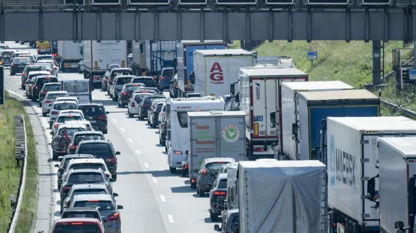 Stau in den Ferien - &copy; Foto: Axel Heimken/dpa