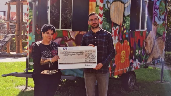 Nina Grassow &uuml;berreicht den symbolischen Scheck an Hospizleiter Ren&eacute; Meistrell.&nbsp; - &copy; Bildrechte: Nina Grassow