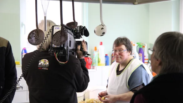 Im Fokus der Kamera: Beim Kartoffelsch&auml;len am Morgen ist Annette Abbenhardt noch entspannt. Authentisch wird sie den ganzen Tag &uuml;ber bleiben. - &copy; Marianne Schwarzer