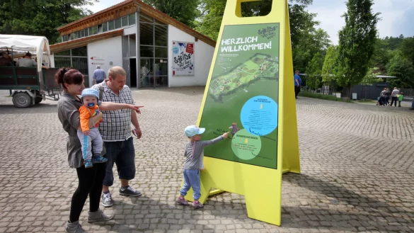 Die heutige Situation: Diese Familie aus Hörste verschafft sich im Eingangsbereich des Museums einen ersten Überblick. Im Hintergrund sind der Museumsshop samt Toiletten (links) und der Kassencontainer (rechts) zu sehen. - © Bernhard Preuß