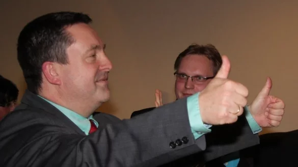 Axel Lehmann ist der neue Landratskandidat der SPD Lippe. Rechts daneben steht der Landtagsabgeordnete Dr. Dennis Maelzer. - &copy; Hostert