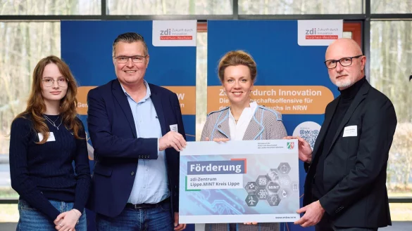Freuen sich auf den Start von Mehr MINT in Lippe: Carsten Kießler (zdi), Ministerin Ina Brandes, Thomas Mahlmann (zdi) und Julia Müller (Praktikantin Lippe Bildung, von rechts). - © MKW NRW/Bernd Thissen