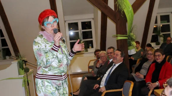 Die Kabarettistin &bdquo;Hettwich vom Himmelsberg" hat beim Neujahrsempfang der Wirtschaftsinitiative (WIR) Schieder-Schwalenberg f&uuml;r gute Unterhaltung im B&uuml;rgersaal des Rathauses gesorgt. - &copy; Michaela Wei&szlig;e